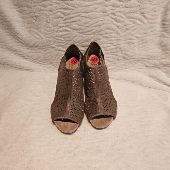 Shoes - Picture 1 of 3